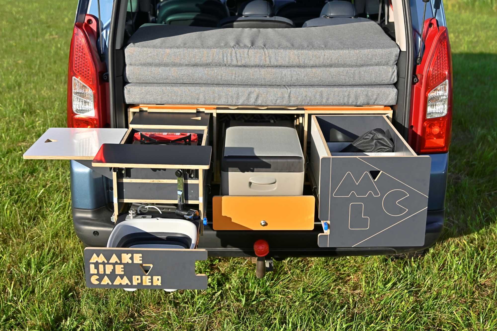 Mini kamper Citroën Berlingo – łózko, kuchnia, woda, pełne wyposażenie