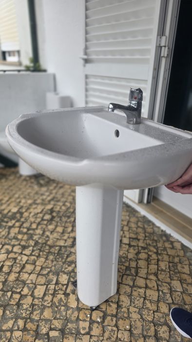 Lavatório e torneira Roca