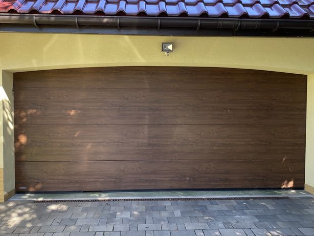 Brama garażowa segmentowa 500x225 Krispol orzech - 1 panel uszkodzony