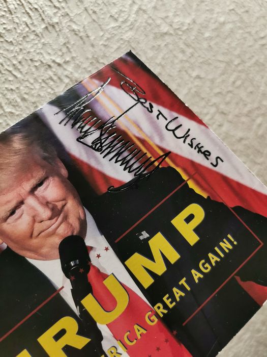 Открытка с подлинным автографом Дональда Трампа