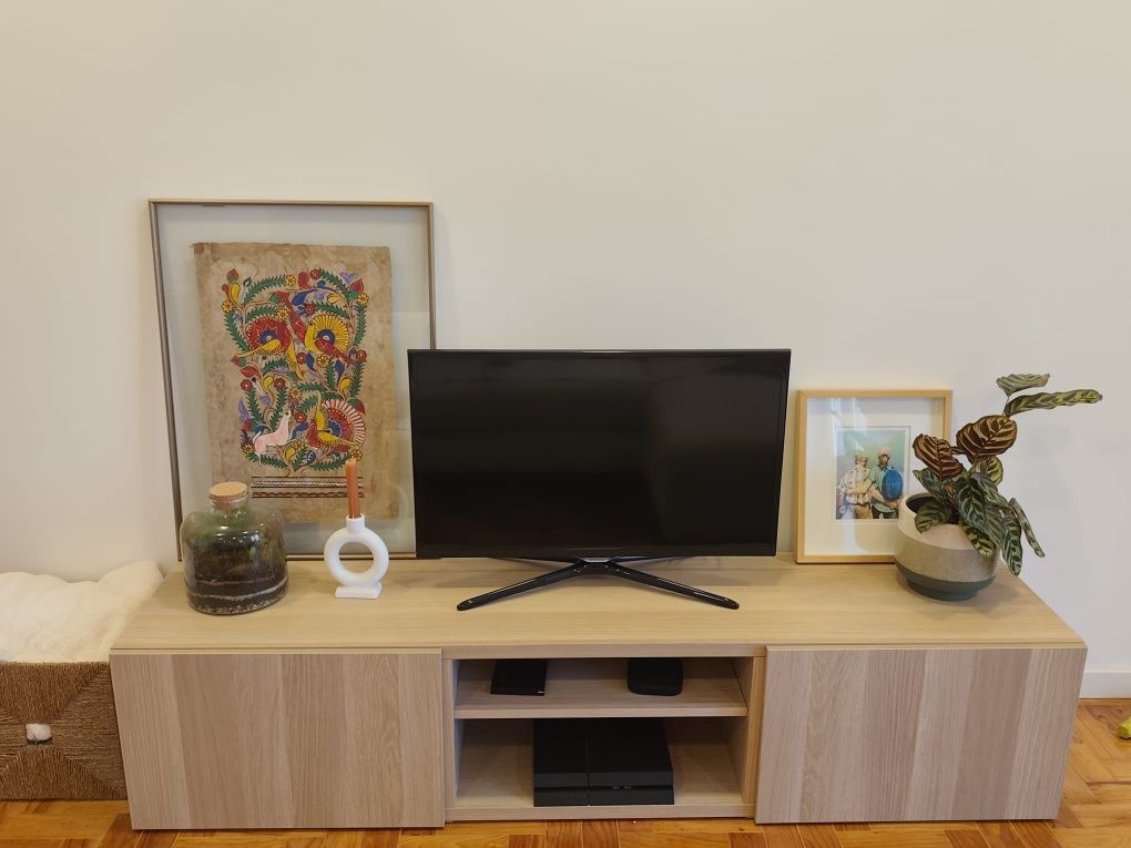 Vendo móvel aparador de TV, modelo BESTA, IKEA. Está como novo.