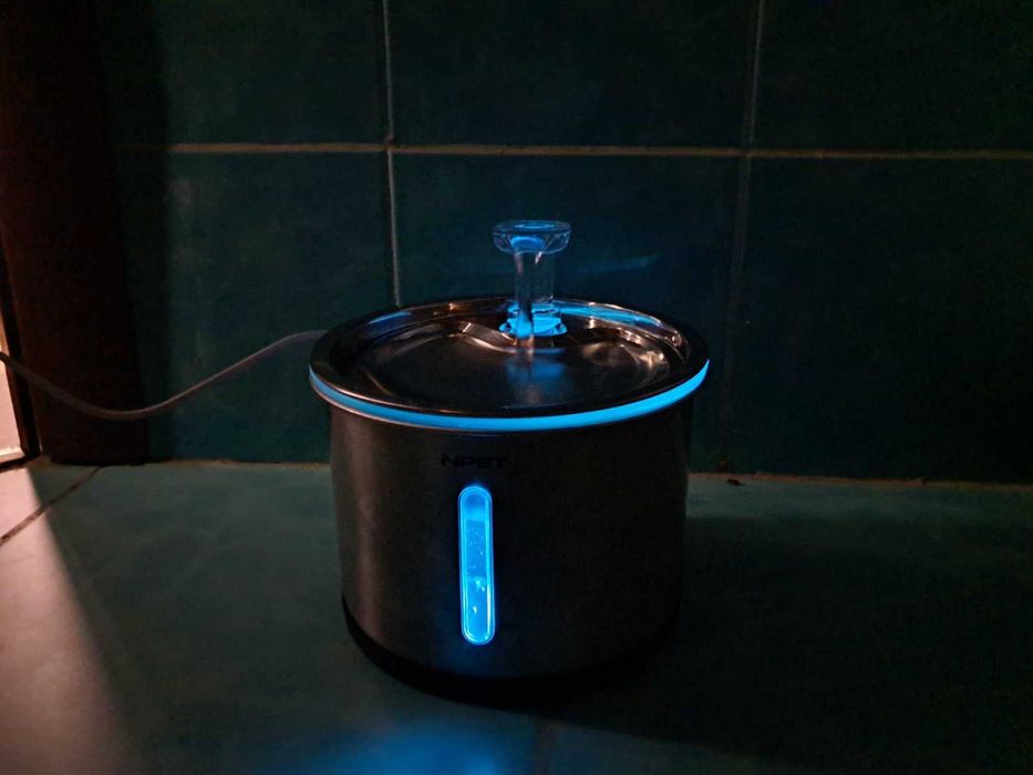 Автоматическая поилка (фонтан) для животных.