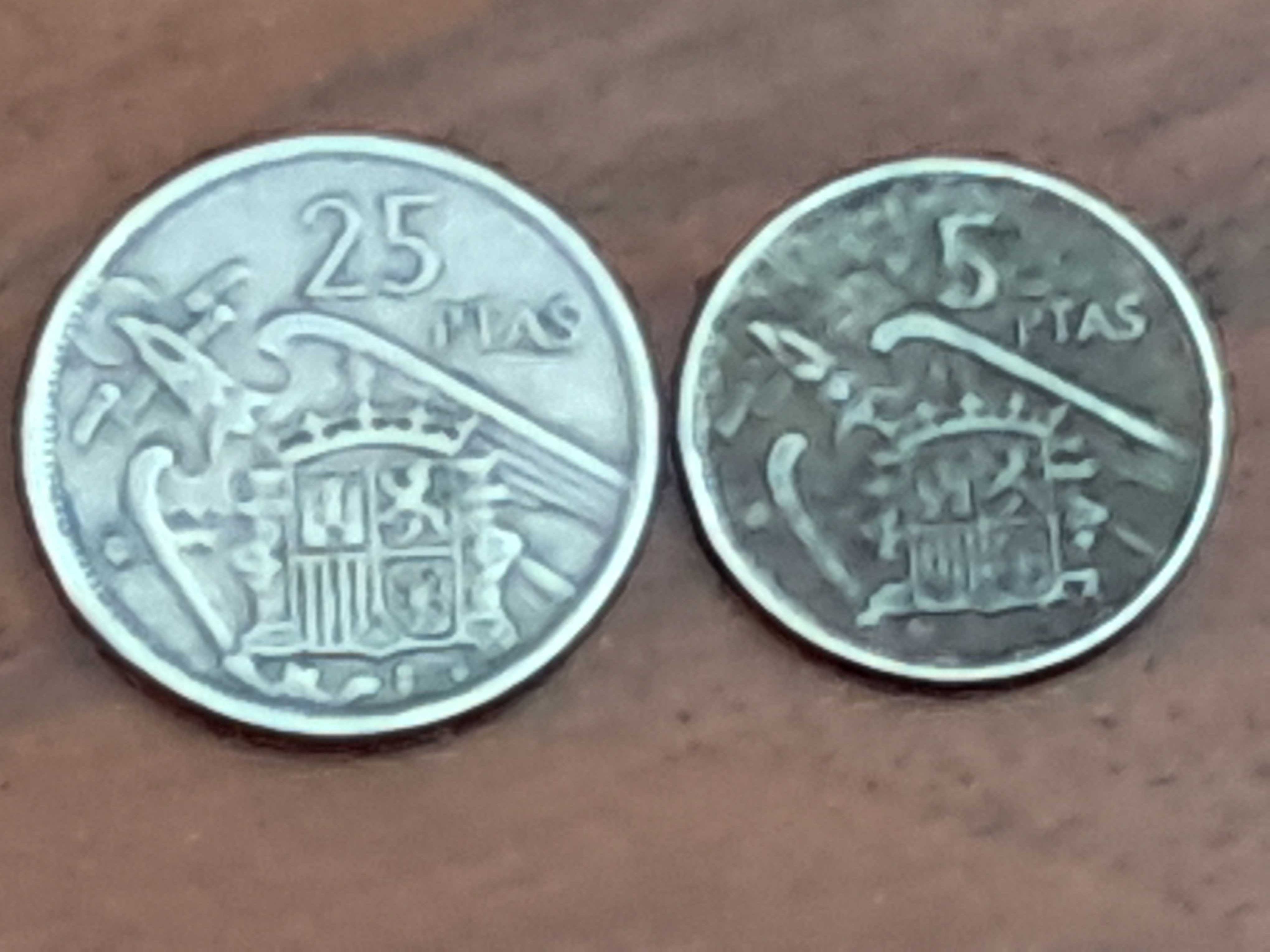 Moedas de 5 e 25 pesetas espanholas raras.