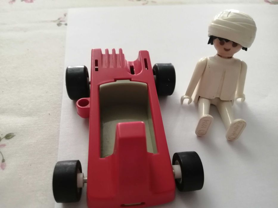 6 figuras e um carro da Playmobil (anos 70)