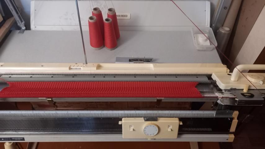 Продам двохфонтурну японську електронну в'язальну машинау Silver reed