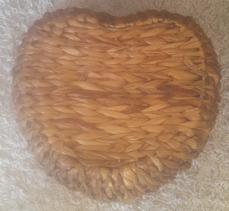 Vendo cesta com tampa de folha de bananeira em forma de coração