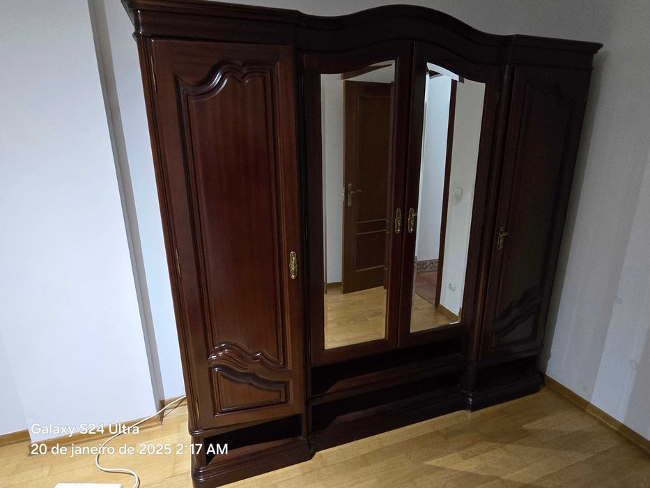 Guarda-fato mogno bem conservado