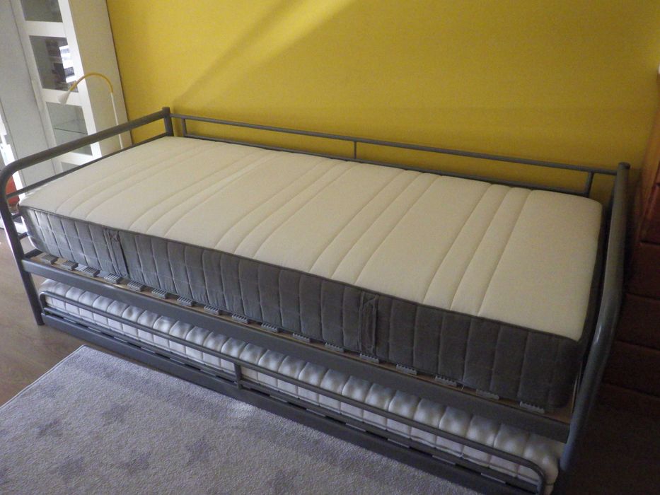 Cama em metal com estrado e 2 colchões (Ikea) 90x200