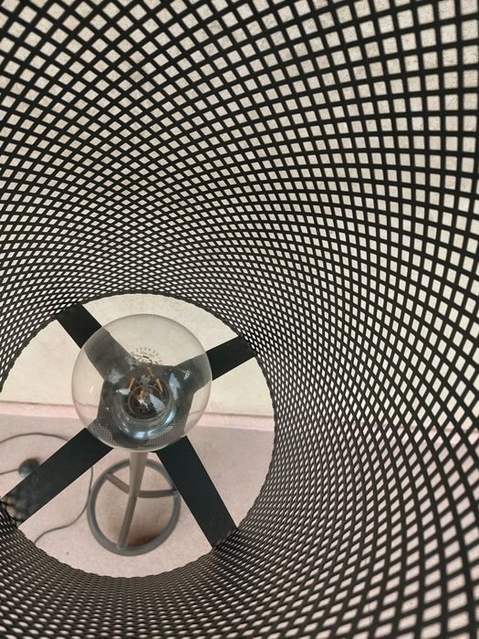 Lampa podłogowa piękna industrialna minimalistyczna solidna