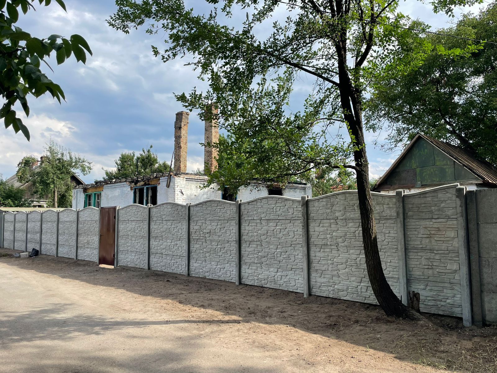 Выгодное предложение! Дом 10×10 с гаражом и землёй в топ-локации