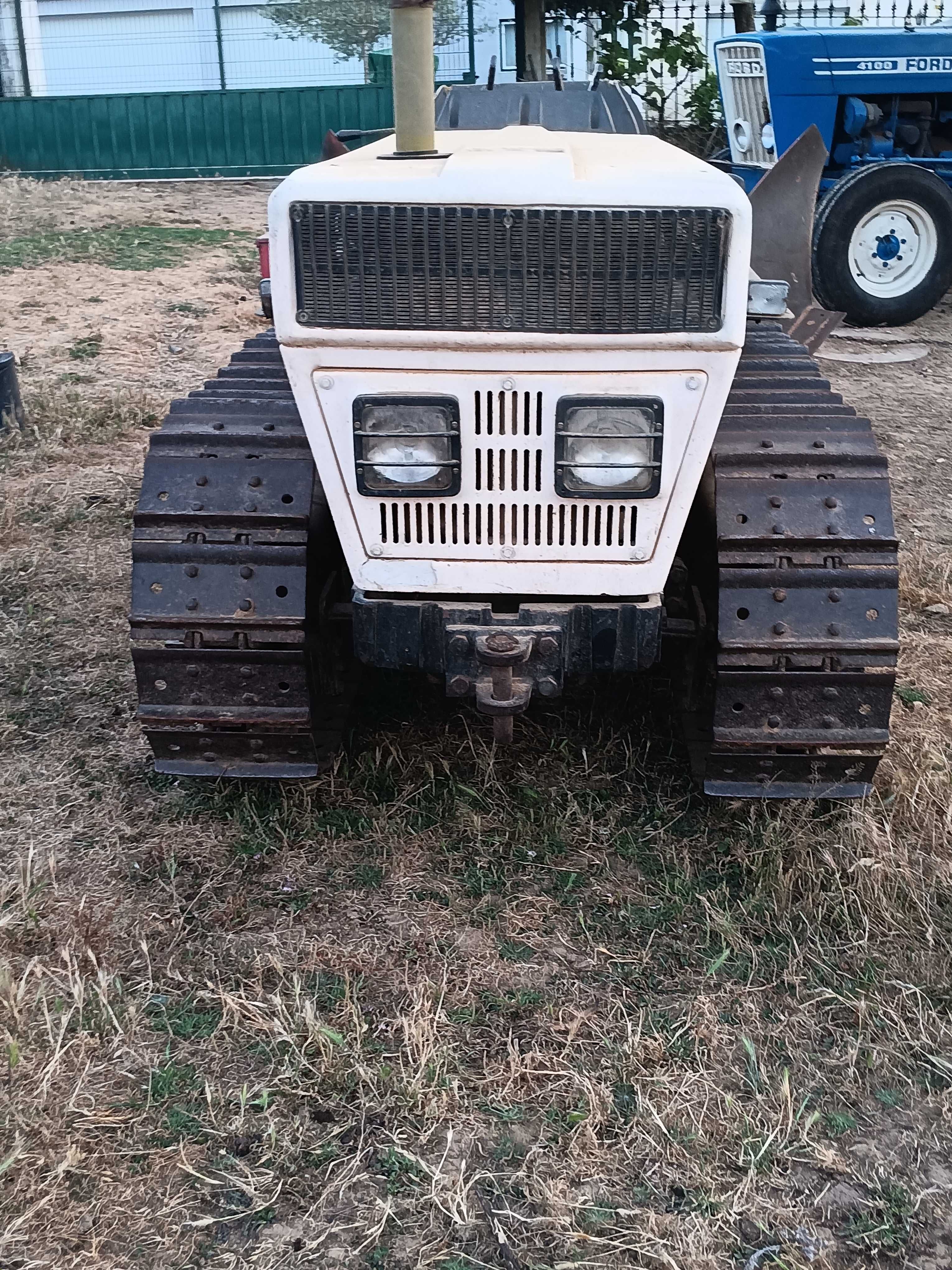 Trator de rastos Lamborghini C553 com charrua hidráulica galucho