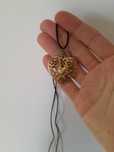 Colar fio com pendente de coração dourado estilo filigrana cor ouro