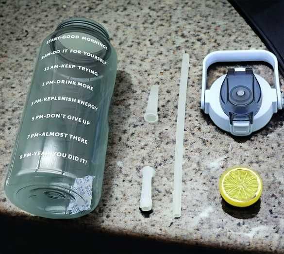 Спортивная пластиковая бутылка для воды с соломинкой и ручкой 2л