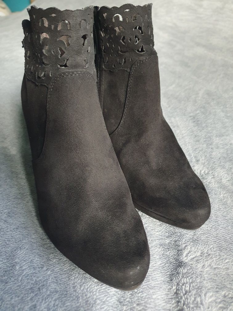 Buty zamszowe botki za kostkę szpilki czarne ażurowe Tamaris r. 38