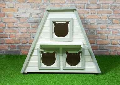 Drewniana budka dla trzech kotów z dachem z papy