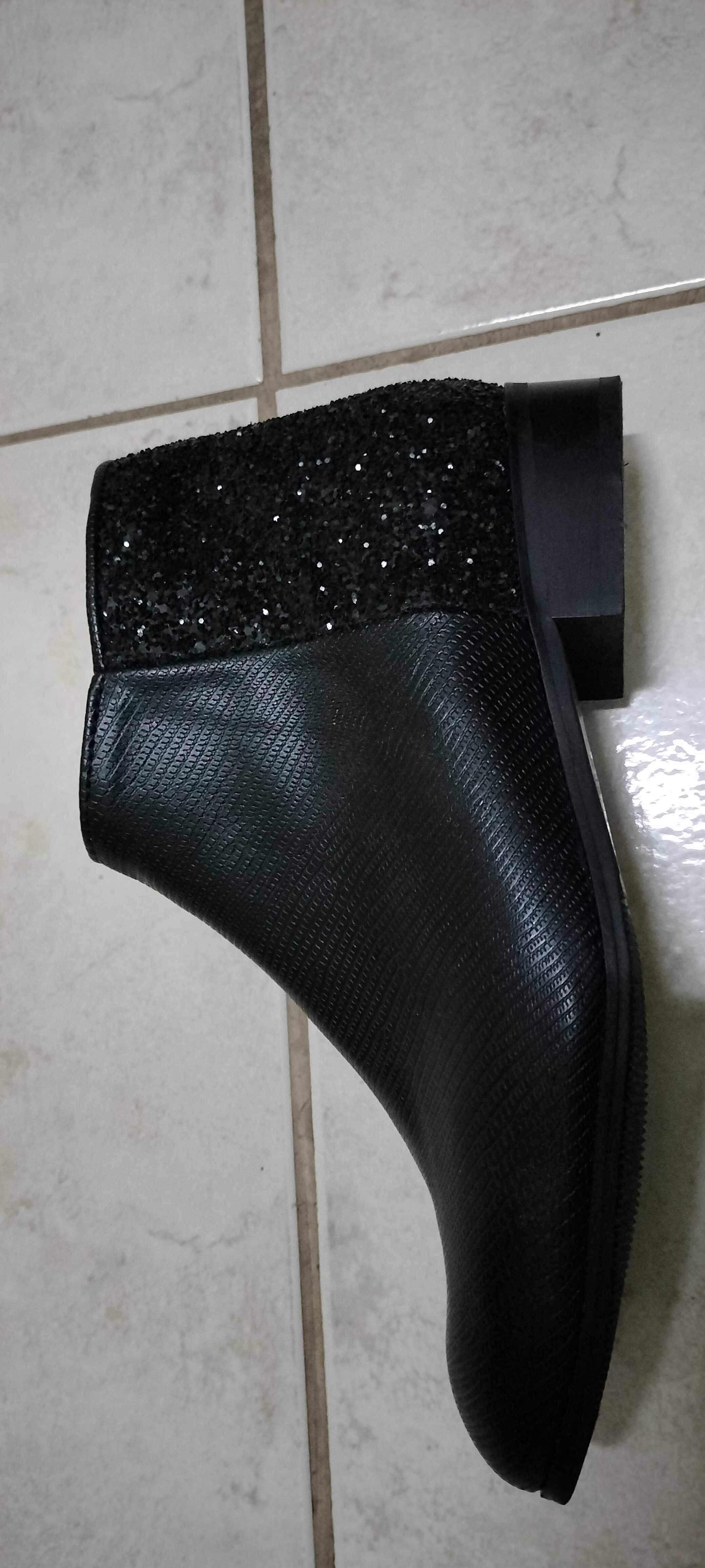 Botas pretas de senhora em pele tamanho 37