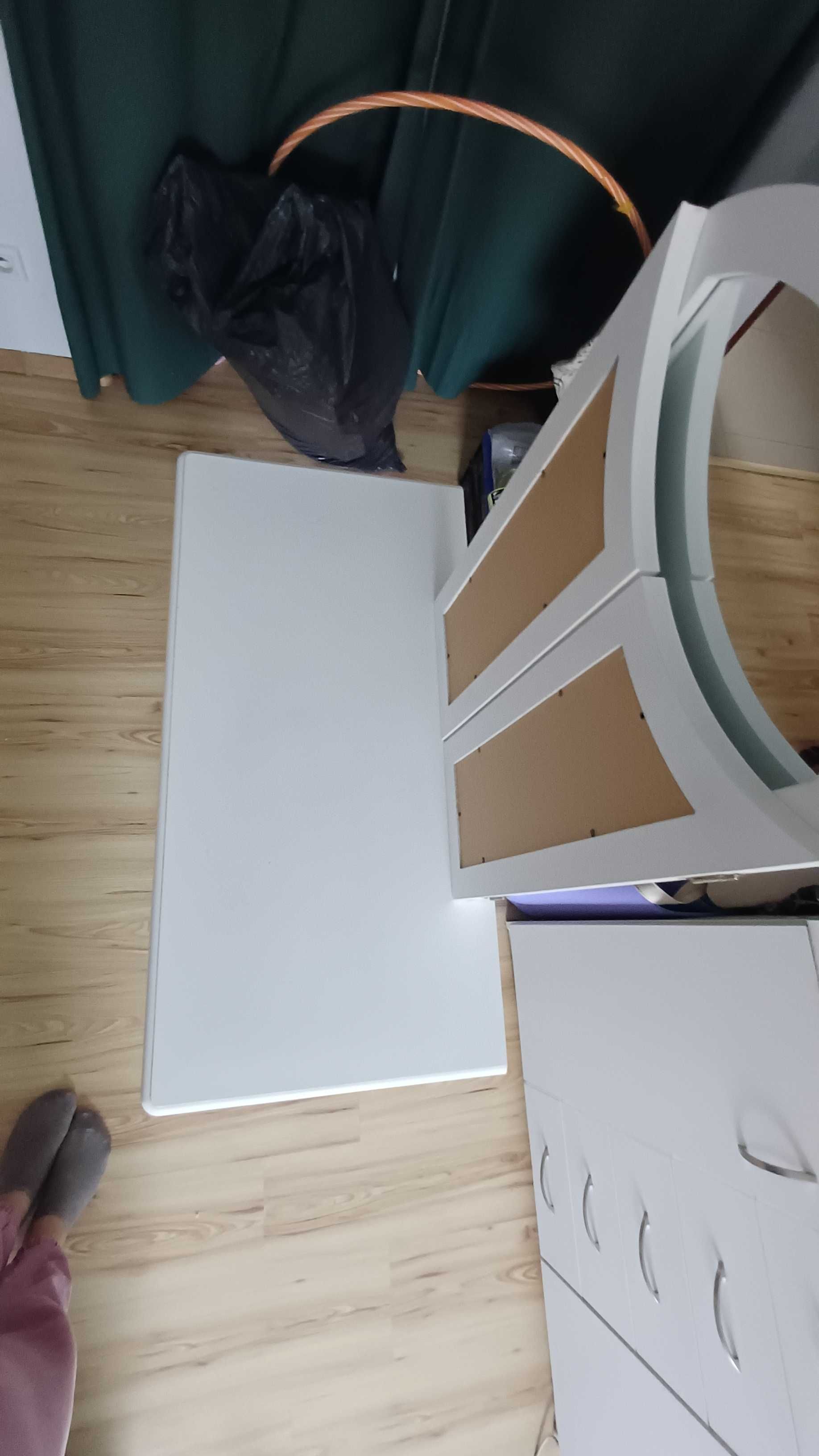 Biała toaletka z lustrem