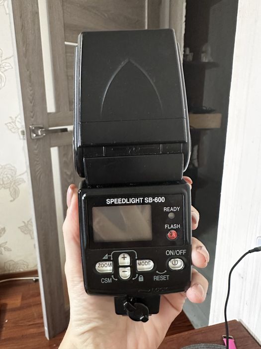 Спалах Nikon SB600