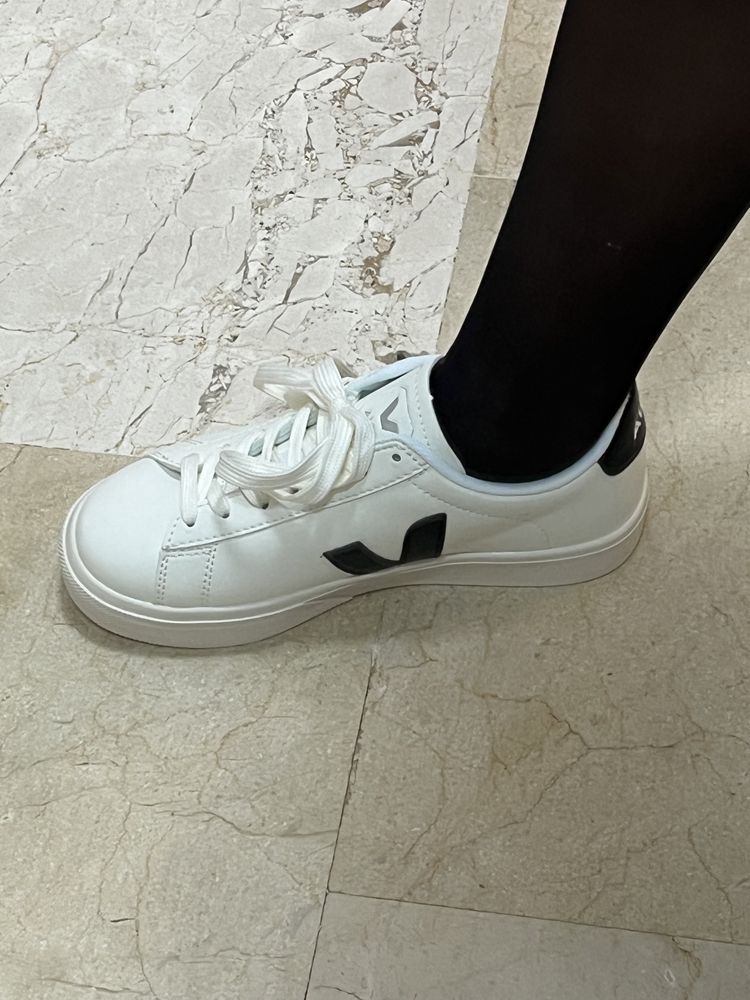 Tenis brancos e pretos Veja