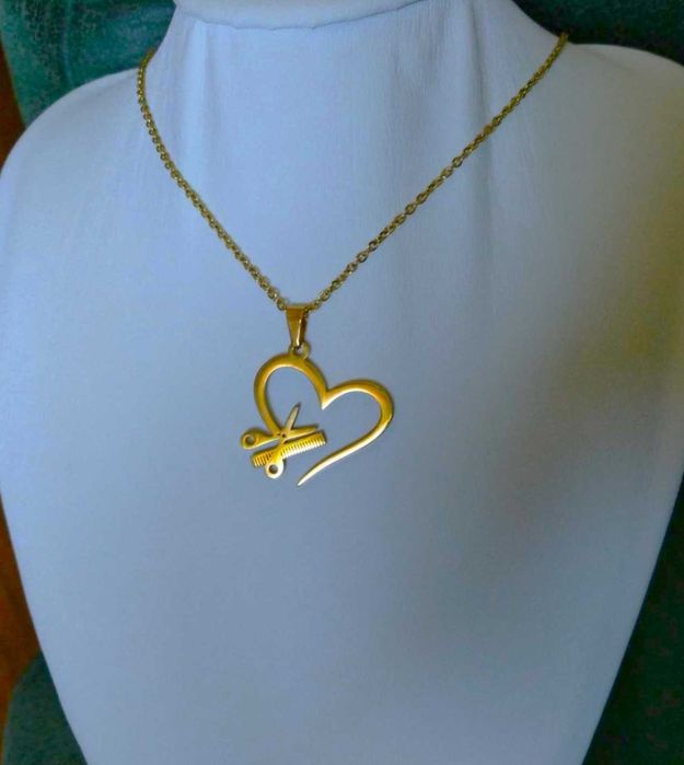 Colar Aço Dourado c/ Tesoura e Pente no Coração Cabeleireira NOVO
