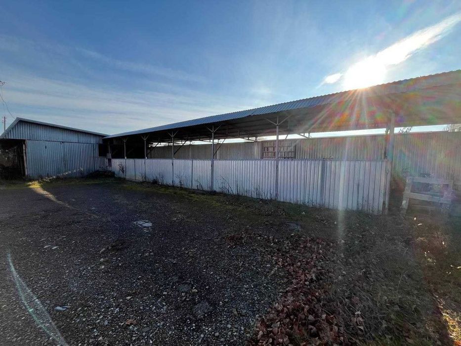 Здається в оренду трьох поверхова будівля та територія