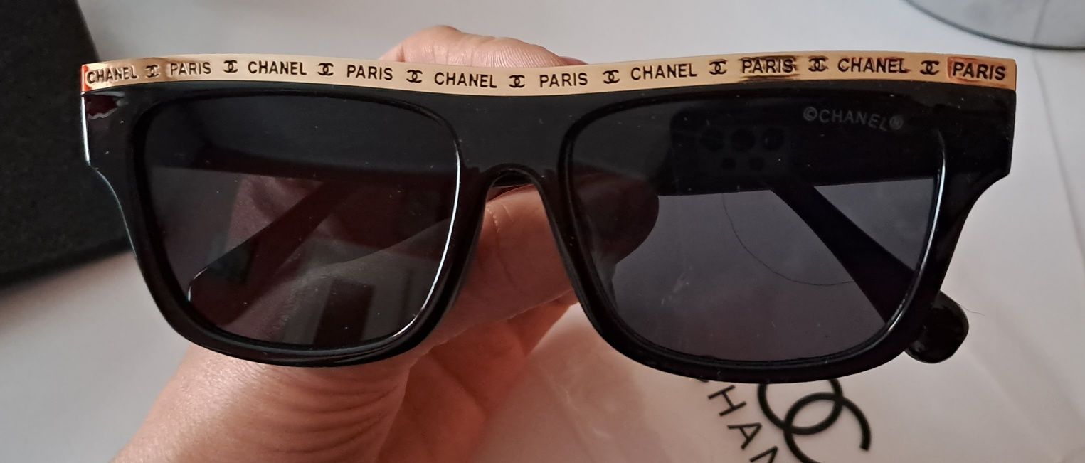 Nietuzinkowe, czarne okulary cc złote detale Cudo lv ysl