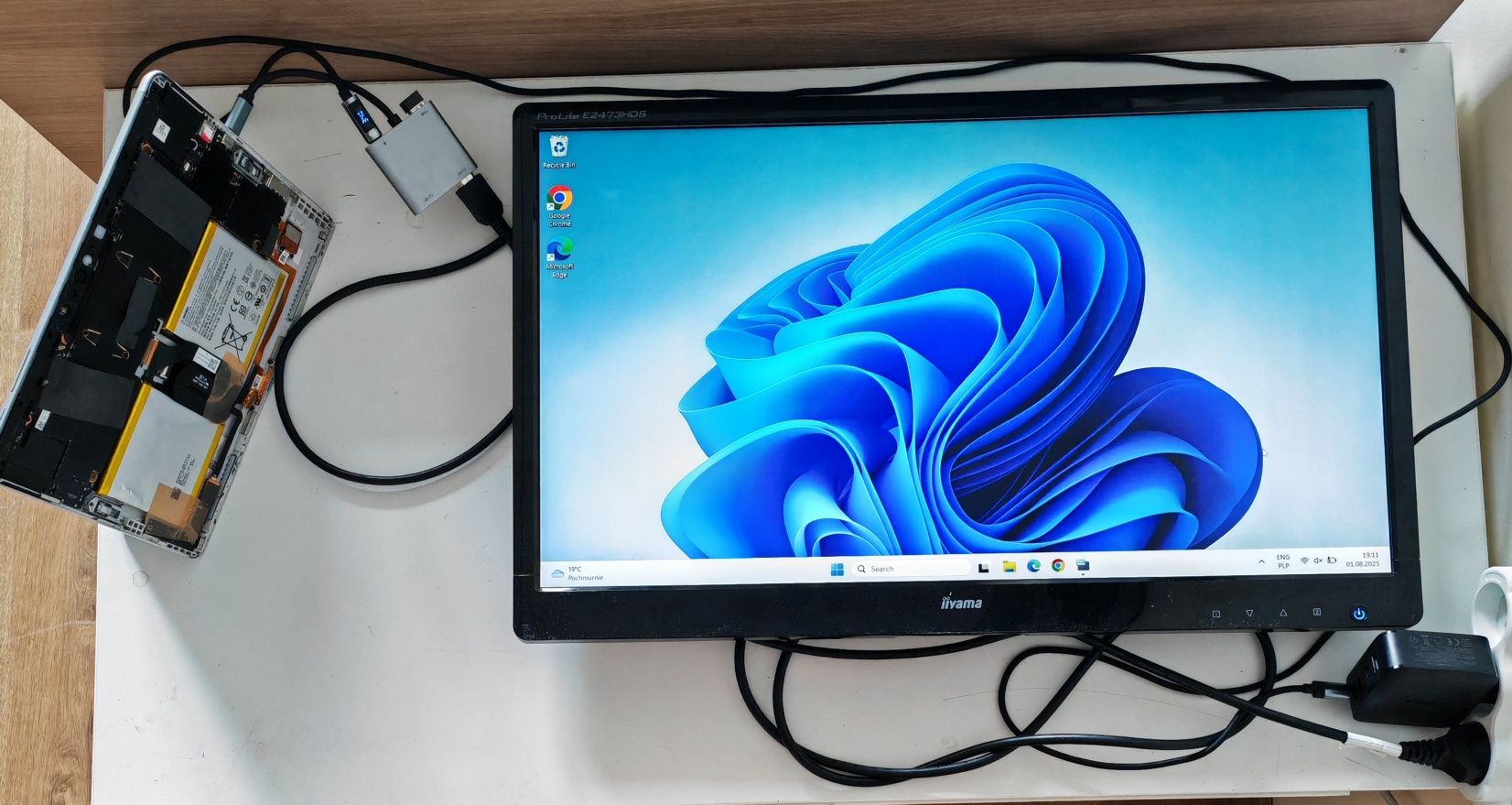 24" Monitor iiyama Pro lite E2478HDS +Microsoft Surface Go, bez wyświe