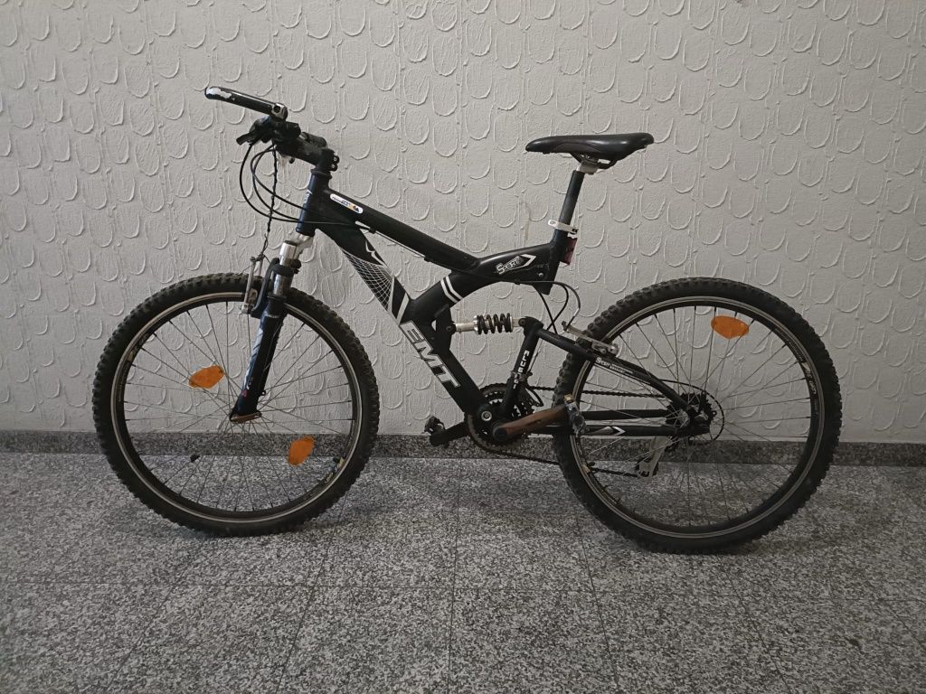 Bicicleta piso misto, estrada e fora de estrada