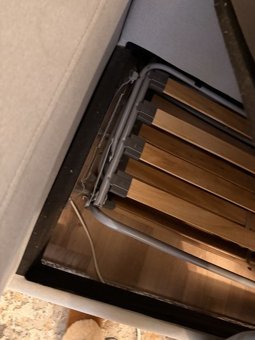 Sofá cinzento da loja 8&80 com estrutura de sofá cama