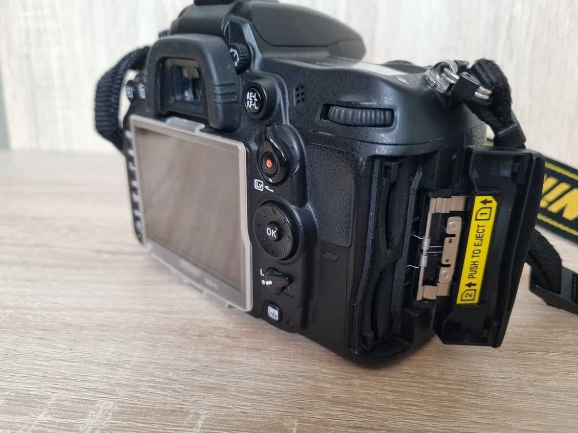 Nikon D7000 body plus dodatki super stan