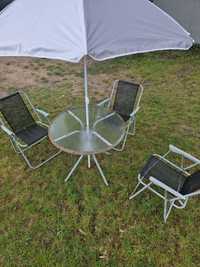 Zestaw ogrodowy, 3 krzesła, stół i parasol.