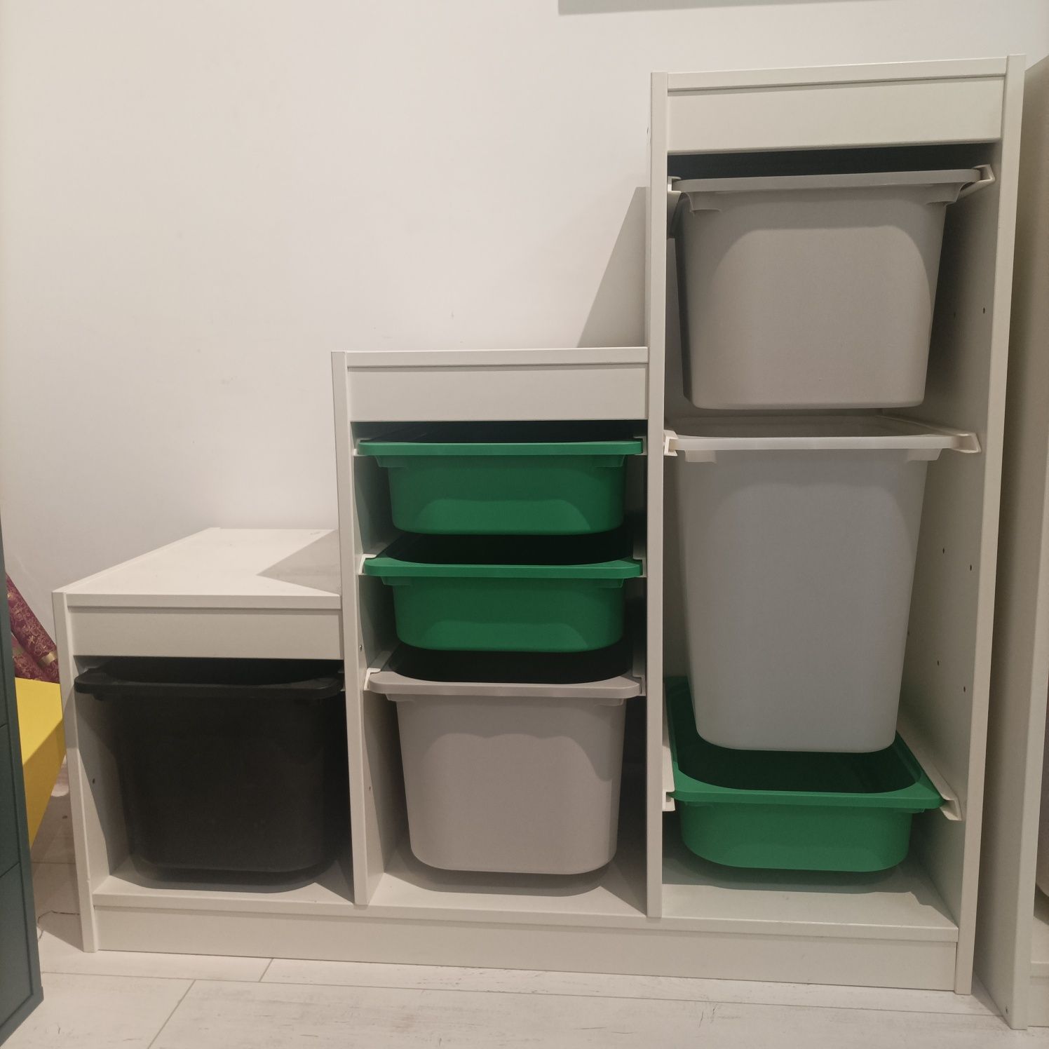 Regał Trofast IKEA z pojemnikami