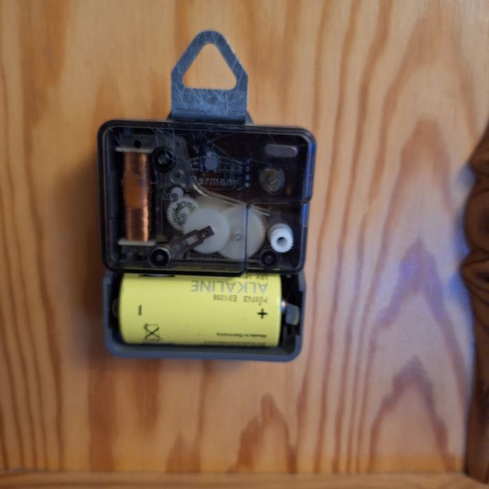 Zegarek drewniany do zawieszenia na ścianie