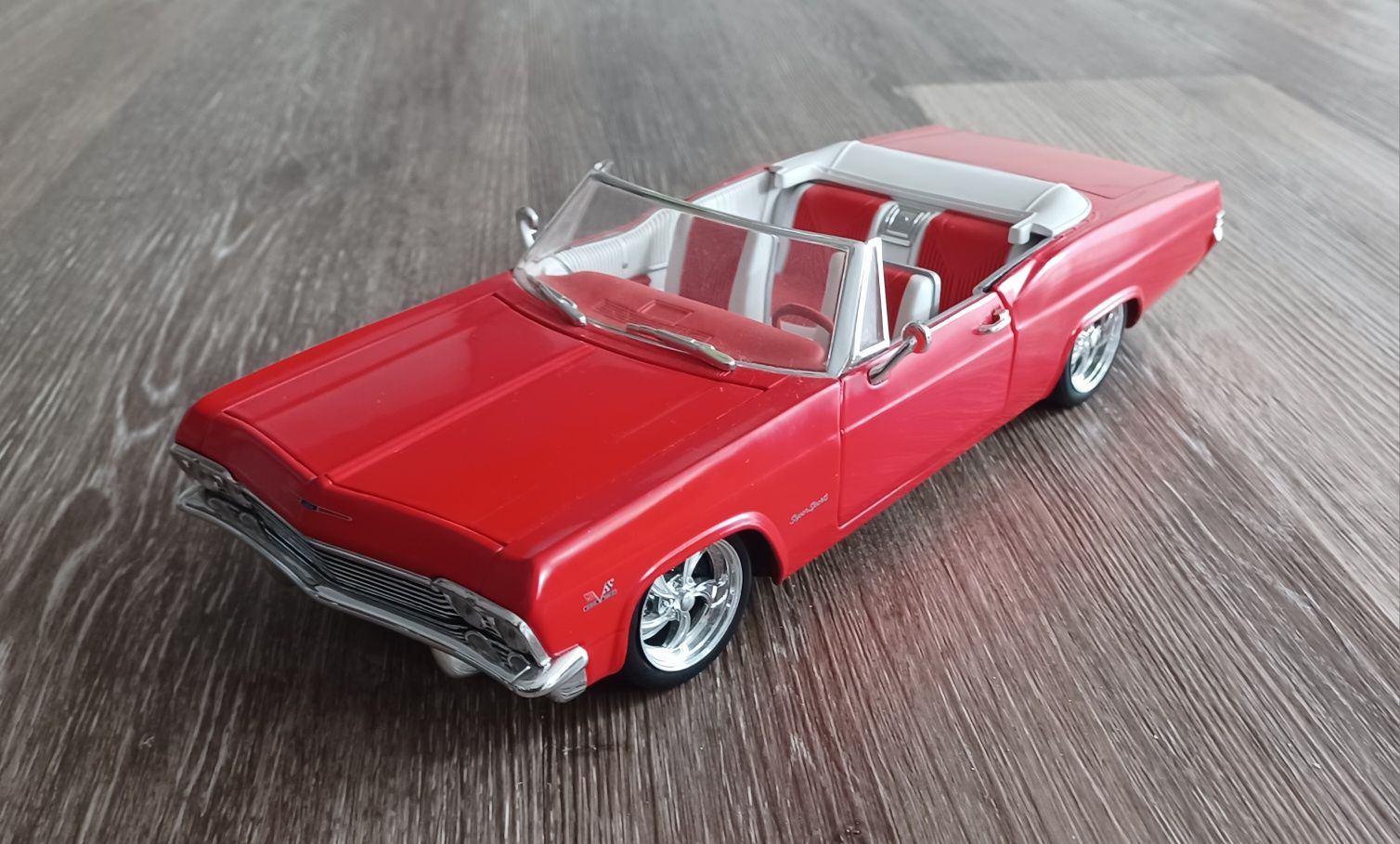 Modele samochodów Pontiac GTO i Chevrolet Impala 1:18. Hot Wheels.