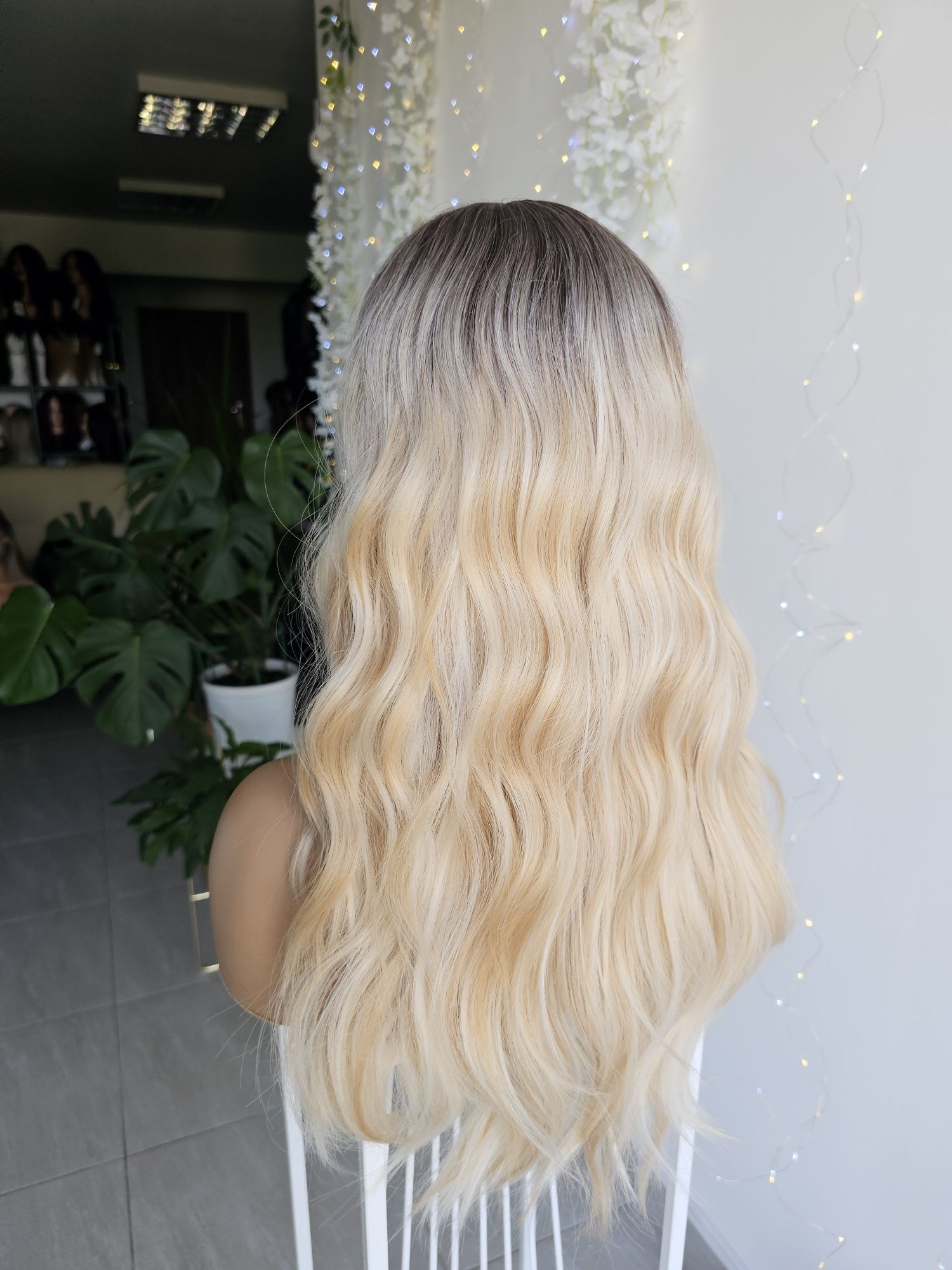 Długa peruka mix blond z odrostem naturalna gęstość i fala 60 cm Aida