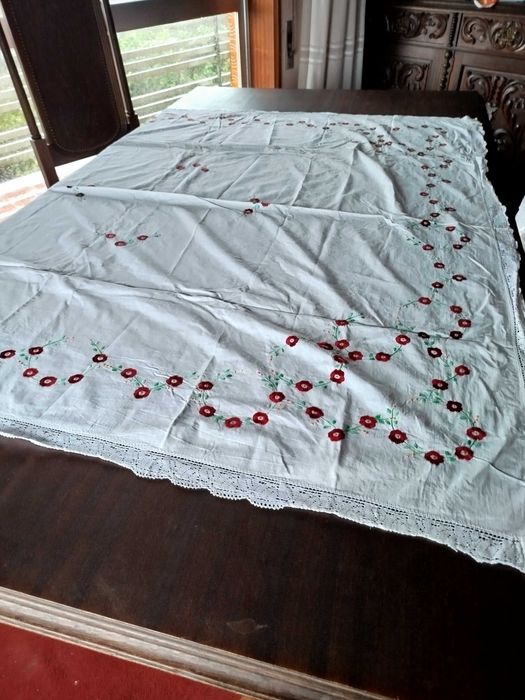 Toalha em tecido bordado a mão