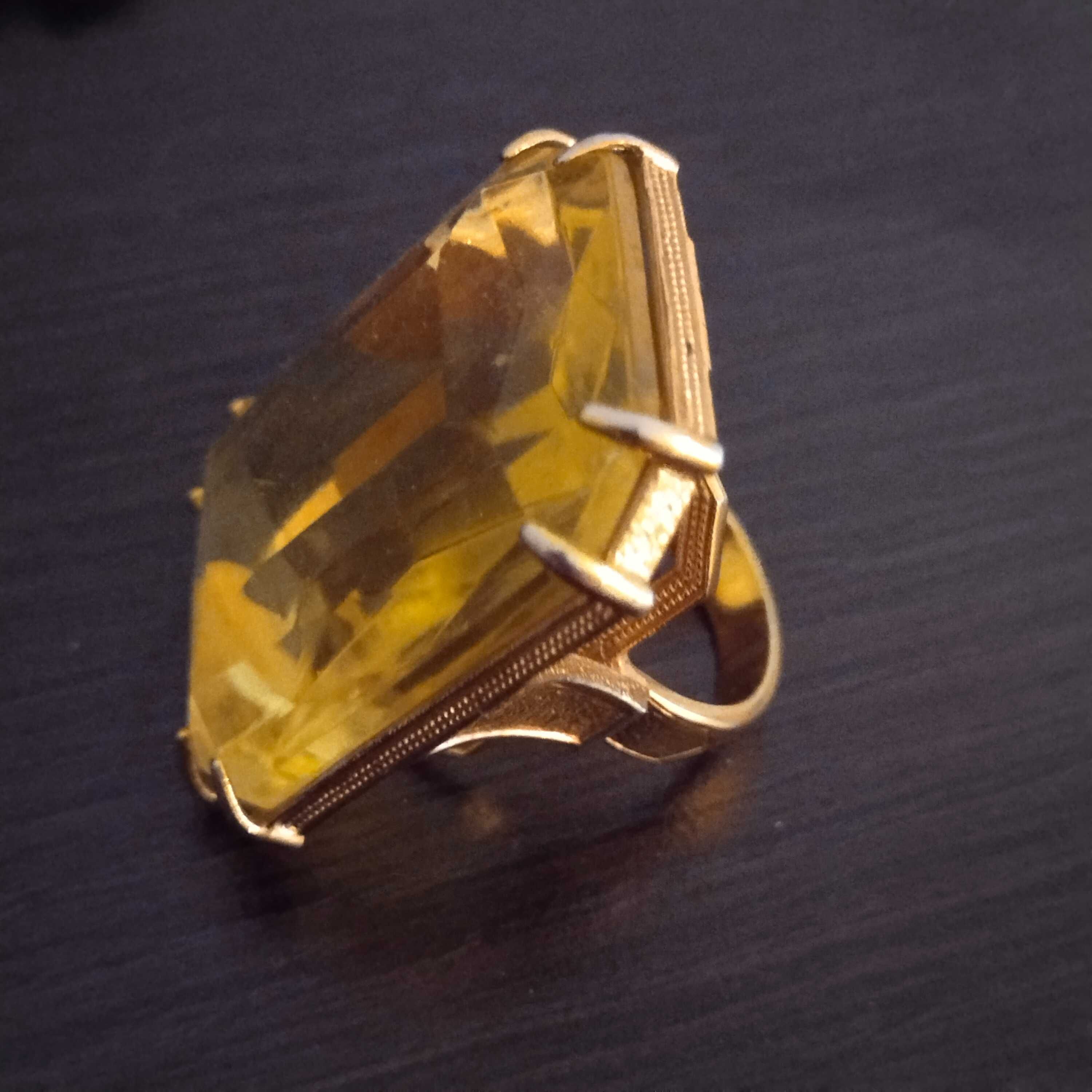 Коктельное кольцо с желтым гранёным камнем