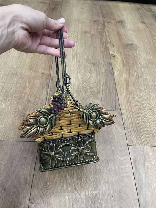 Koszyk pleciony z pielnymi dodatkami