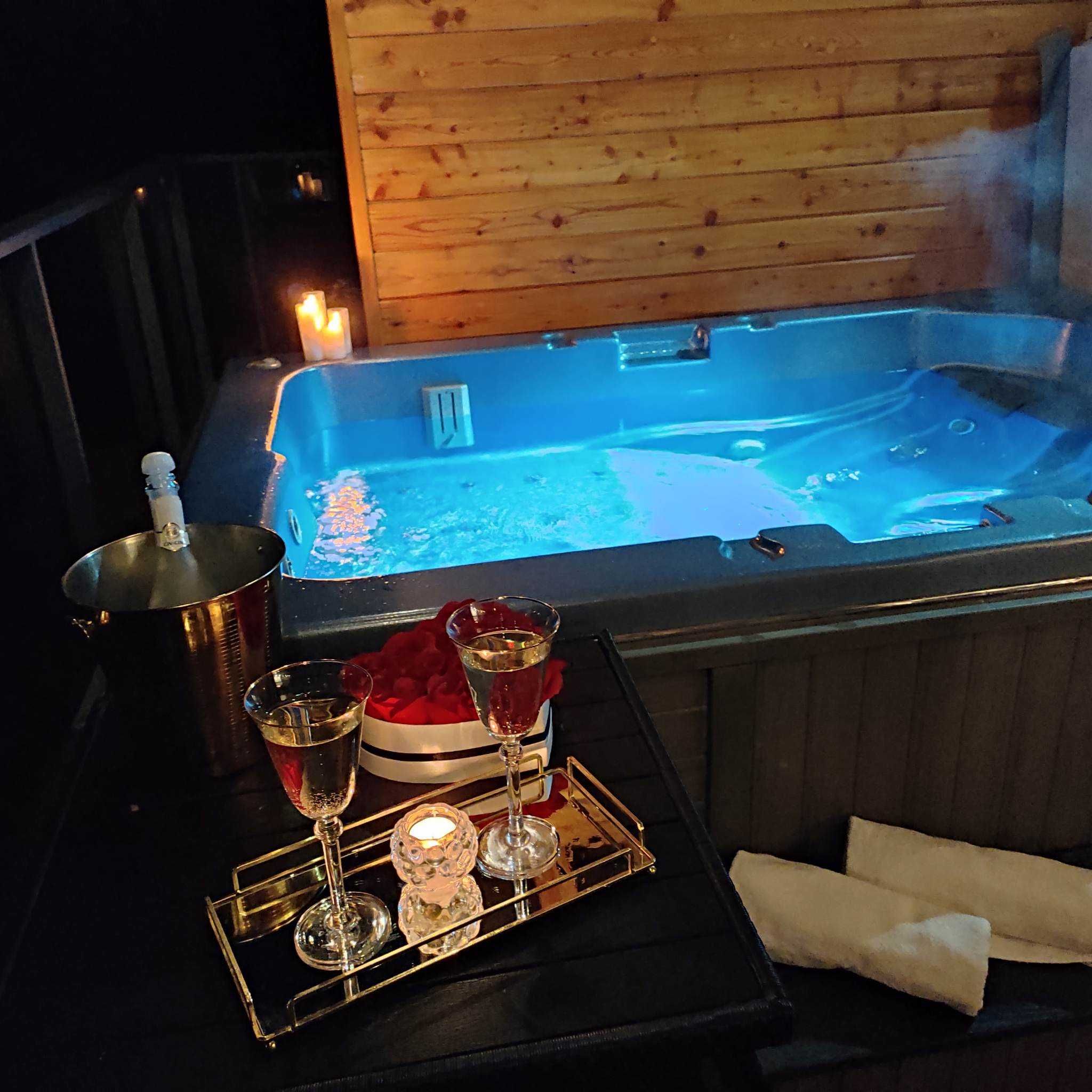 Domek na skale z jacuzzi sauna SPA na wyłączność nad jeziorem majówka