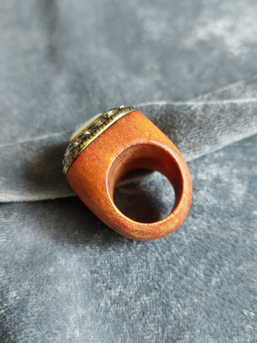 Pierścień z drewna, ażurowe metalowe zdobienia