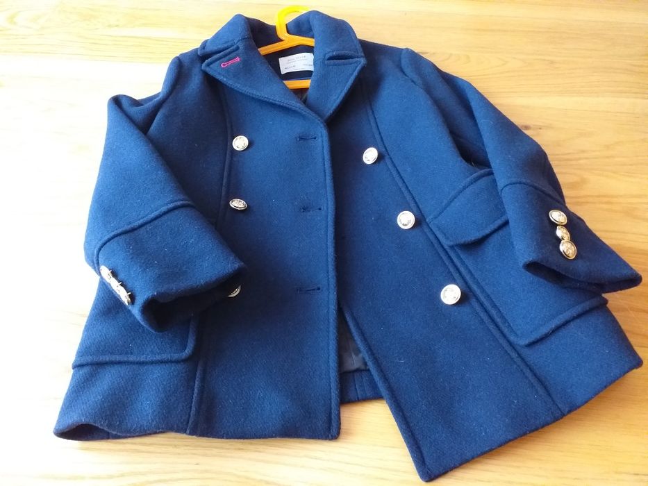 Sobretudo de menina com botões dourados