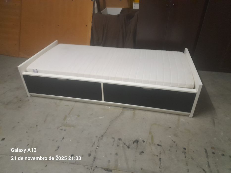 Cama solteiro Ikea com 2 gavetoes e colchão