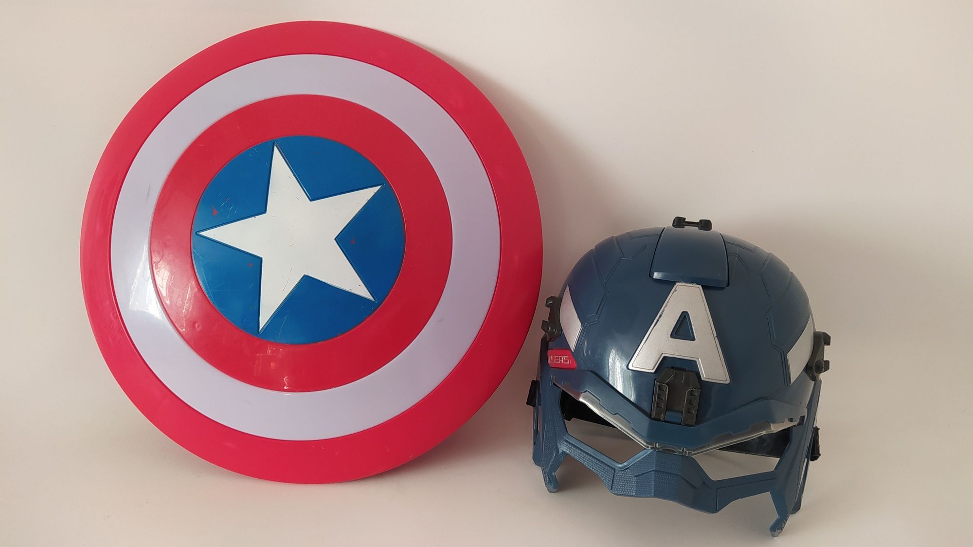 Капитан Америка боевой набор щит свет и звук и маска свет от Хасбро