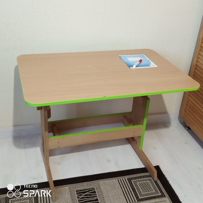 Дитяча парта з регулюванням висоти