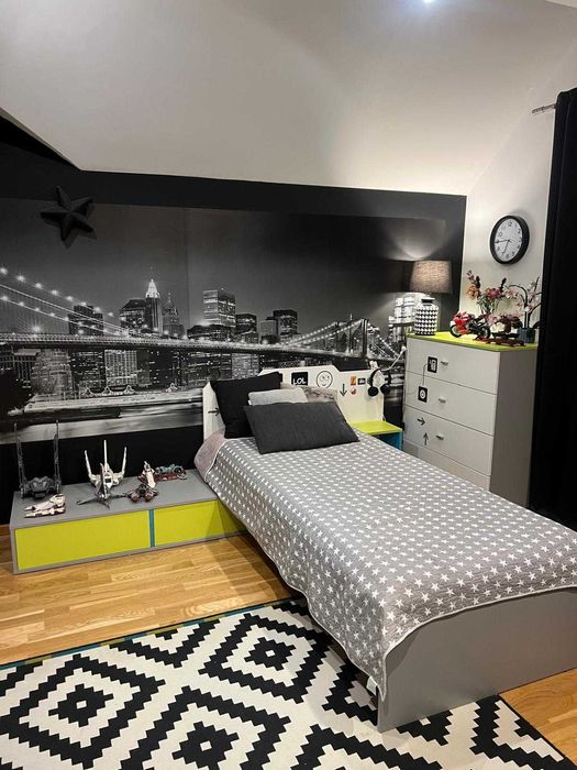 Łóżko młodzieżowe z materacem i półkami