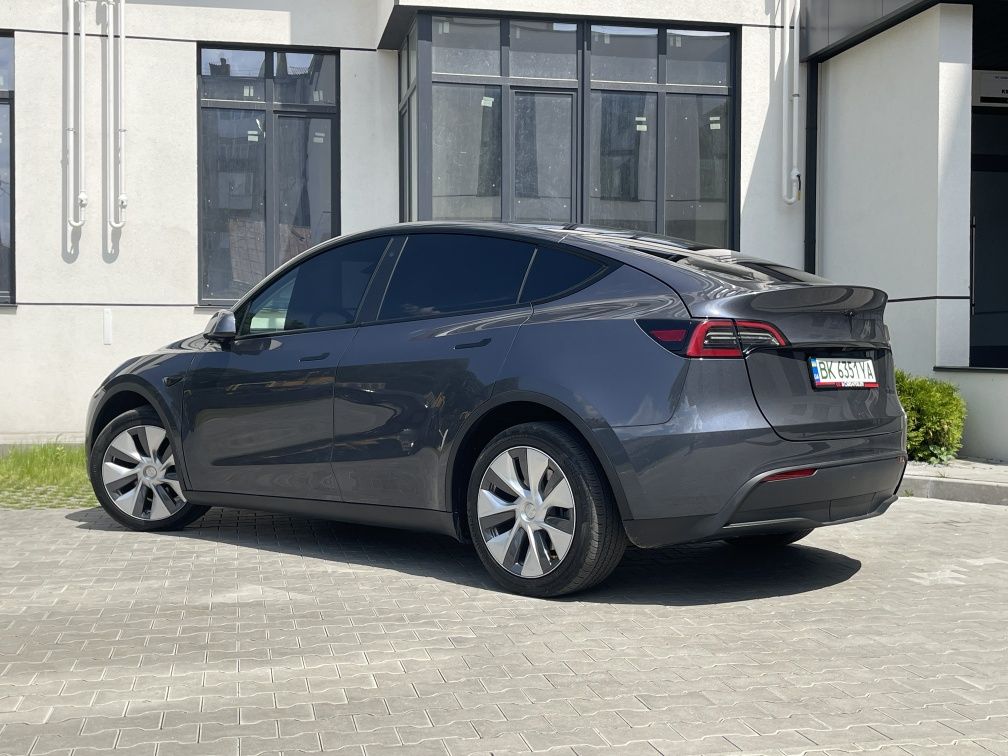 Tesla model Y 2023року