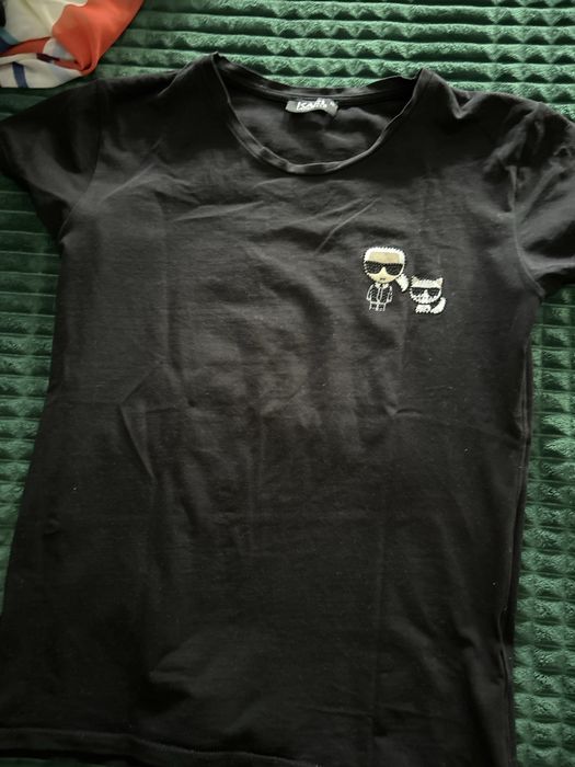 Czarna koszulka z bialym logo firmy