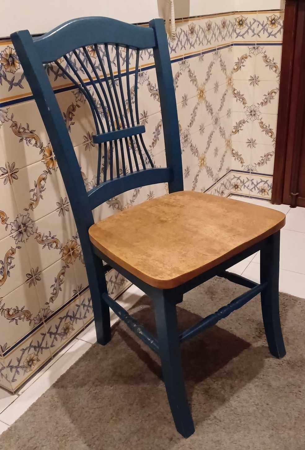Mesa de madeira maciça para recuperar com 4 cadeiras