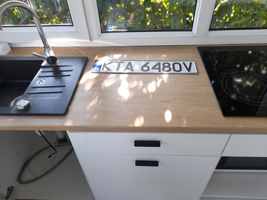 Kiosk na działalność na kółkach z tablicami ubezbieczeniem