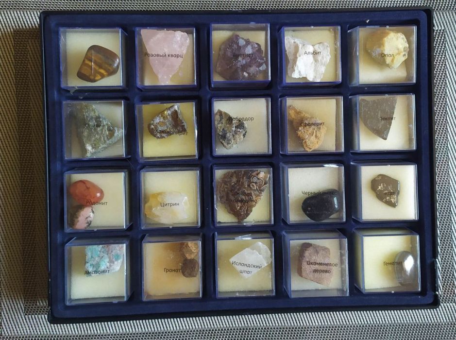 Набір меніралів в кількості 20 штук